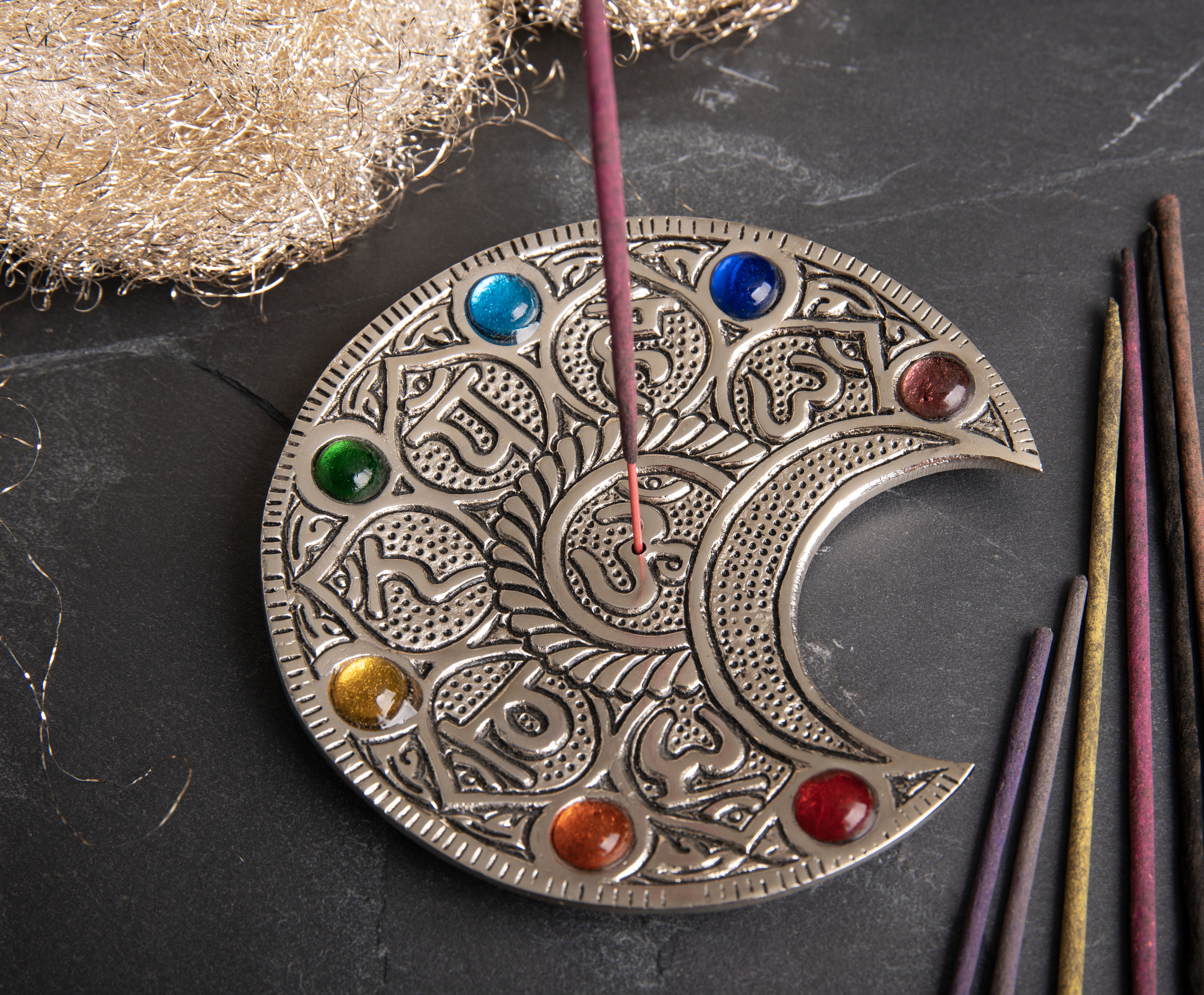Mond mit Chakraglassteinchen und Mantra