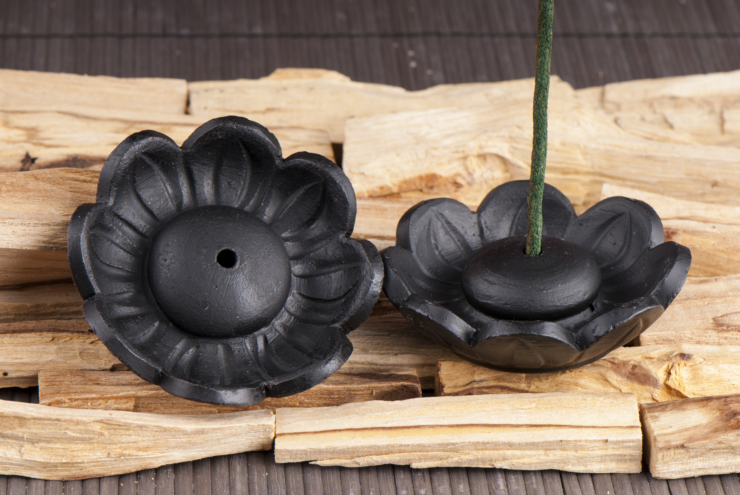 Lotushalter aus Ton, schwarz
