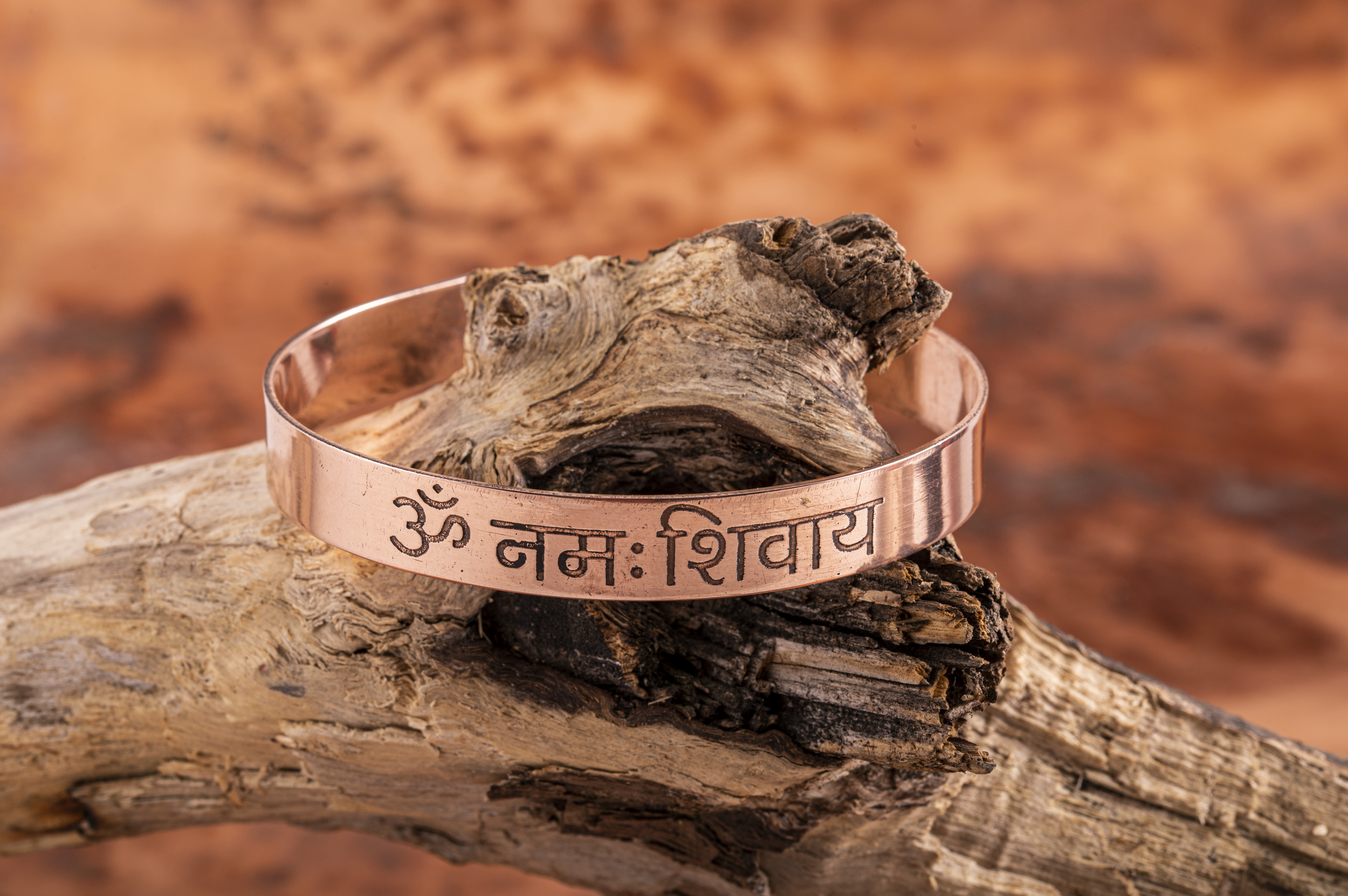 Kupferarmreif mit Om Namah Shivaya