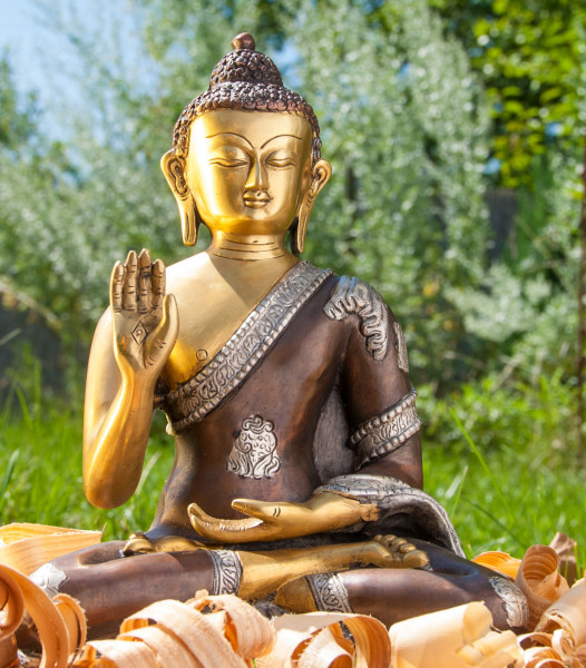 Amogasiddhi Buddha sitzend, 3 farbig